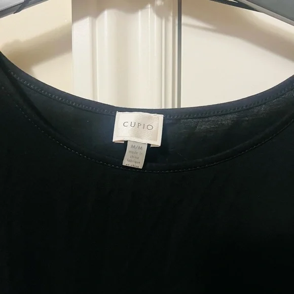 Beautiful short sleeve shirt with polka dot sleeves in medium - Picture 2 of 3